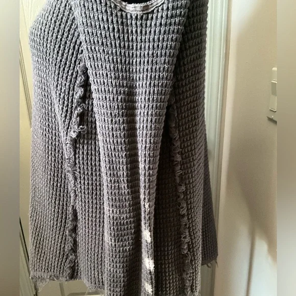 Free People XS Moonshine thermal vee neck cold shoulder sweater in charcoal - Picture 6 of 7